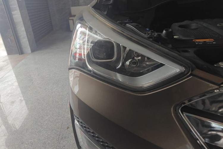 Used Hyundai Santa Fe 2013 2.4L Automatic 4x4 Comfort Edition Right Front Headlight