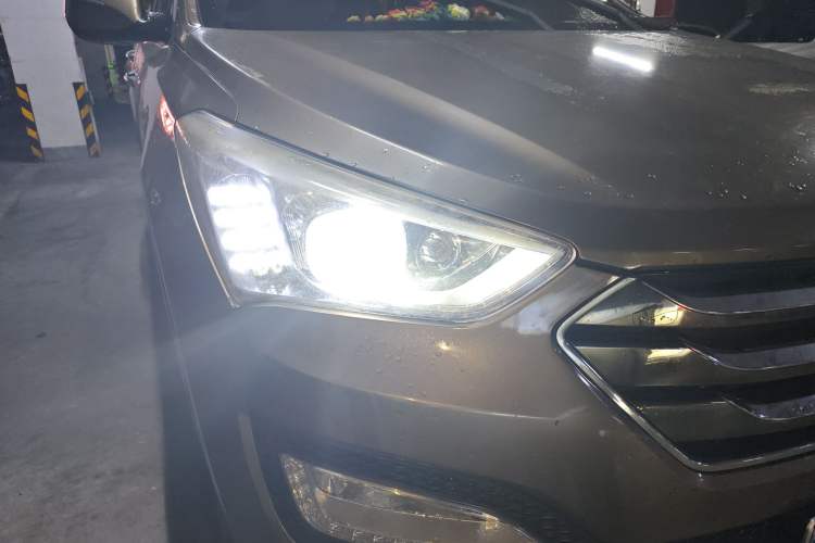 Used Hyundai Santa Fe 2013 2.4L Automatic 4x4 Smart Version Right Front Headlight