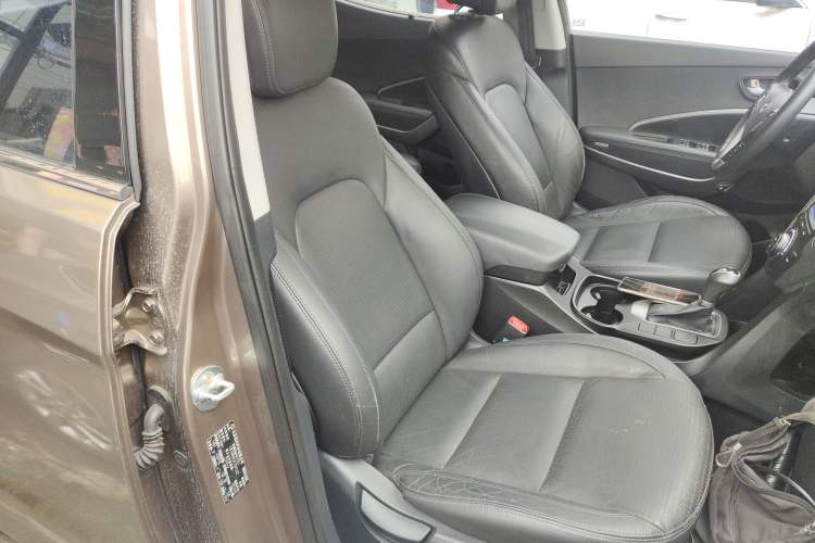 Used Hyundai Santa Fe 2013 2.4L Automatic Two-Wheel Drive Smart Version Right Front Seat