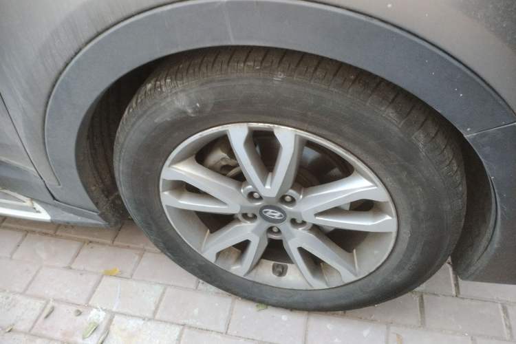 Used Hyundai Santa Fe 2013 2.0T Automatic All-Wheel Drive Top Trim Right Front Wheel Hub