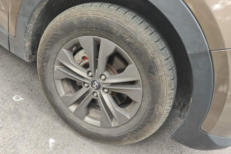 Used Hyundai Santa Fe 2013 2.4L Automatic 4x4 Smart Version Right Front Wheel Hub
