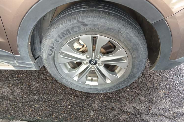 Used Hyundai Santa Fe 2013 2.4L Automatic Two-Wheel Drive Smart Version Right Front Wheel Hub
