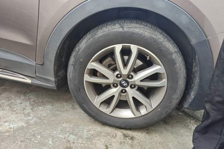 Used Hyundai Santa Fe 2013 2.0T Automatic Two-Wheel Drive Prestige Version Right Front Wheel Hub