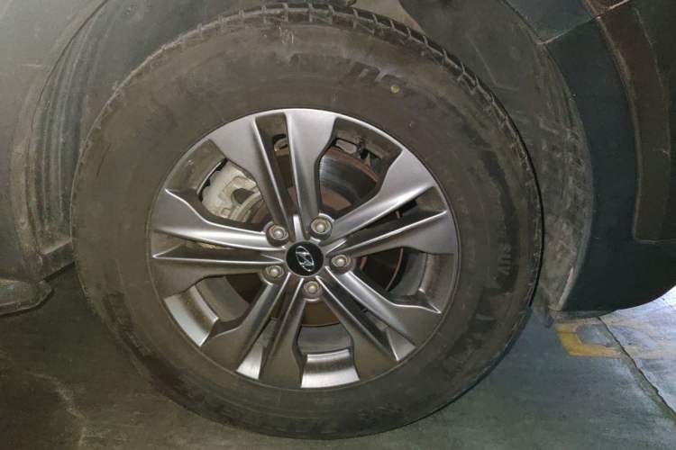 Used Hyundai Santa Fe 2013 2.4L Automatic Two-Wheel Drive Smart Version Right Front Wheel Hub