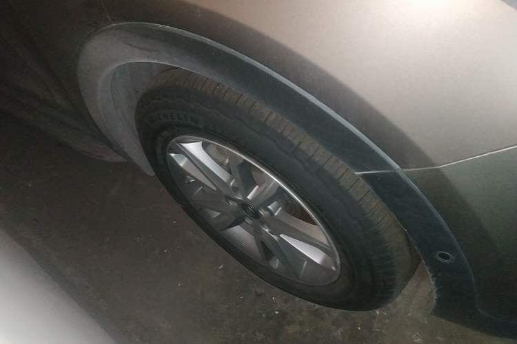 Used Hyundai Santa Fe 2013 2.0T Automatic All-Wheel Drive Top Trim Right Front Wheel Hub