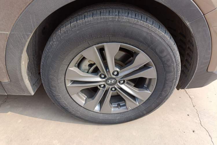Used Hyundai Santa Fe 2013 2.4L Automatic Two-Wheel Drive Smart Version Right Front Wheel Hub