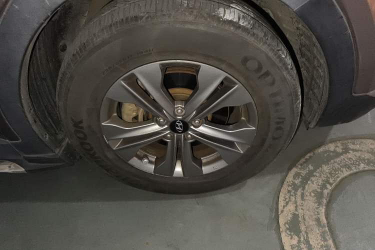 Used Hyundai Santa Fe 2013 2.4L Automatic 4x4 Smart Version Right Front Wheel Hub