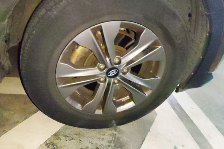Used Hyundai Santa Fe 2013 2.4L Automatic 2WD Comfort Edition Right Front Wheel Hub