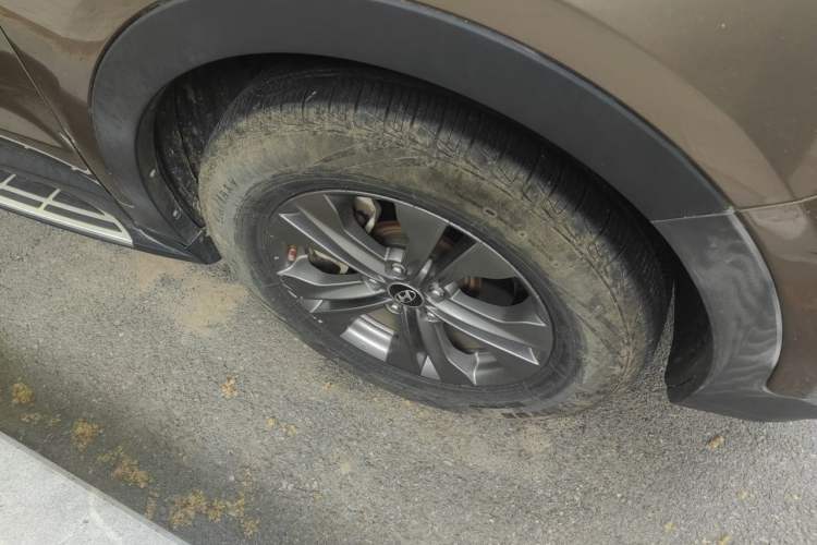 Used Hyundai Santa Fe 2013 2.4L Automatic Two-Wheel Drive Smart Version Right Front Wheel Hub