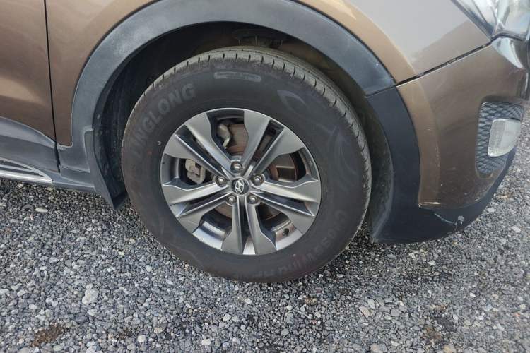 Used Hyundai Santa Fe 2013 2.4L Automatic 4x4 Prestige Edition Right Front Wheel Hub