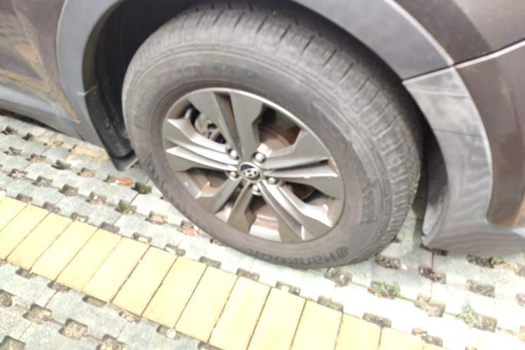 Used Hyundai Santa Fe 2013 2.4L Automatic Two-Wheel Drive Smart Version Right Front Wheel Hub