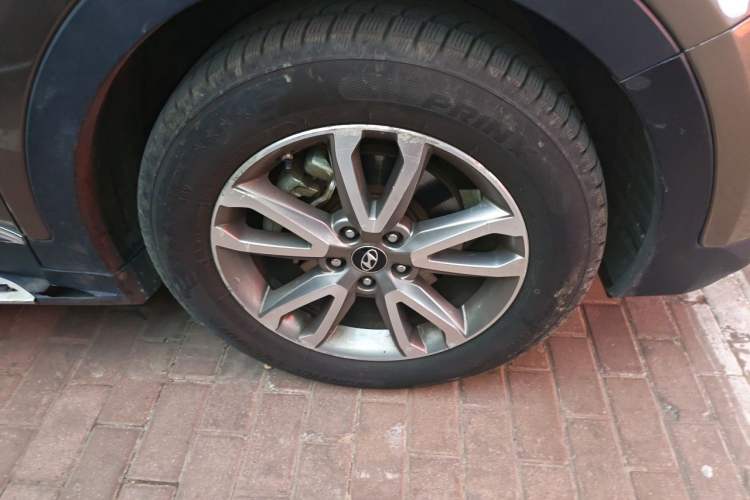 Used Hyundai Santa Fe 2013 2.4L Automatic 4x4 Prestige Edition Right Front Wheel Hub