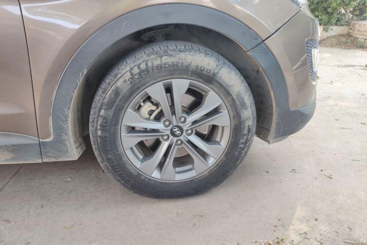 Used Hyundai Santa Fe 2013 2.4L Automatic Two-Wheel Drive Smart Version Right Front Wheel Hub