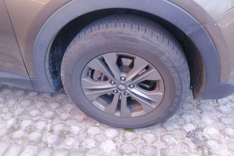 Used Hyundai Santa Fe 2013 2.4L Automatic 2WD Comfort Edition Right Front Wheel Hub