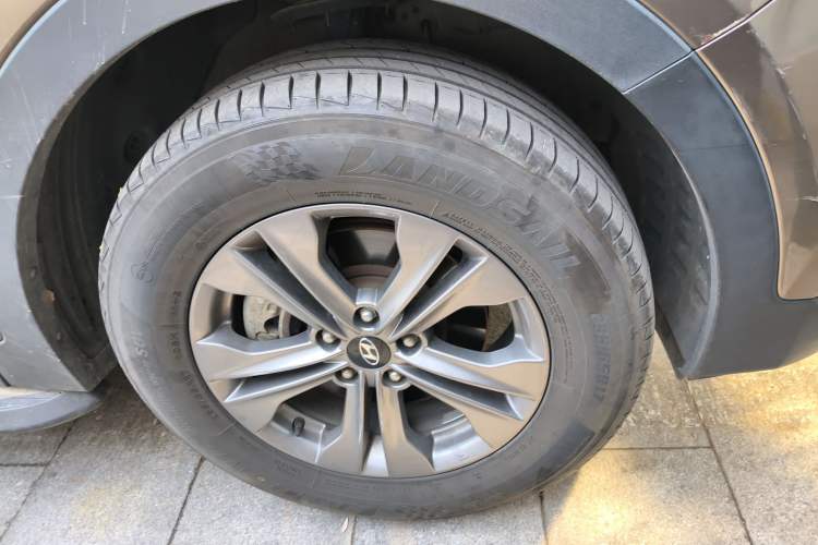 Used Hyundai Santa Fe 2013 2.4L Automatic Two-Wheel Drive Smart Version Right Front Wheel Hub