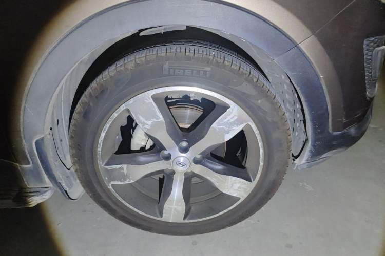 Used Hyundai Santa Fe 2013 2.4L Automatic Two-Wheel Drive Smart Version Right Front Wheel Hub