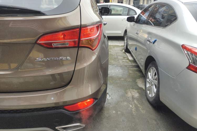 Used Hyundai Santa Fe 2013 2.4L Automatic Two-Wheel Drive Smart Version Right Rear Taillight