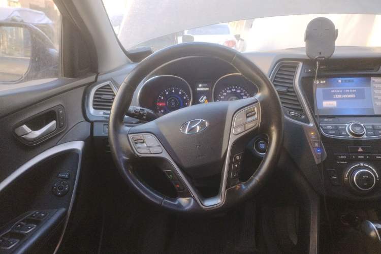 Used Hyundai Santa Fe 2013 2.0T Automatic All-Wheel Drive Top Trim Steering Wheel