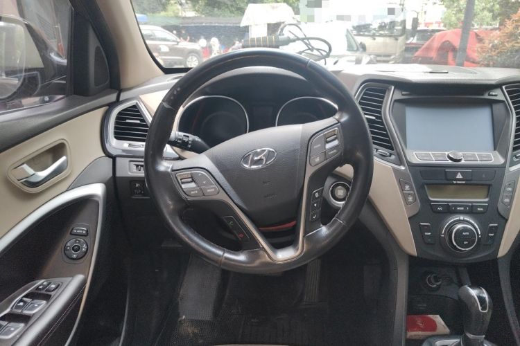 Used Hyundai Santa Fe 2013 2.4L Automatic 4x4 Smart Version Steering Wheel