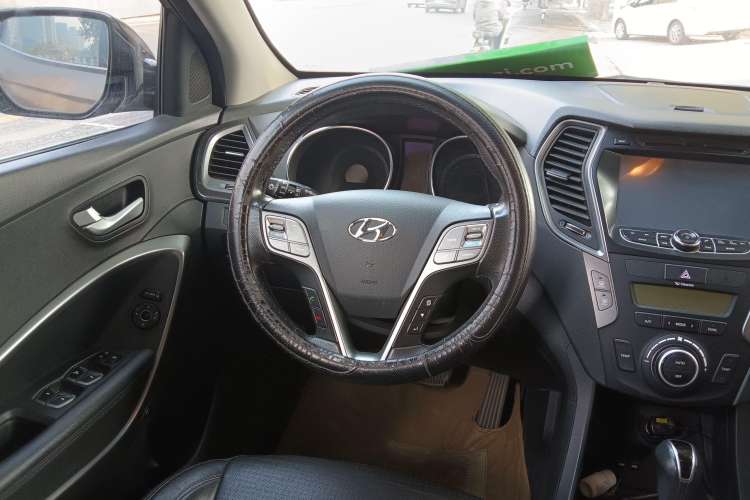Used Hyundai Santa Fe 2013 2.4L Automatic Two-Wheel Drive Smart Version Steering Wheel