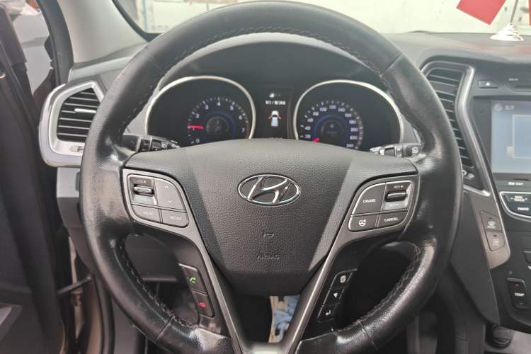 Used Hyundai Santa Fe 2013 2.0T Automatic Two-Wheel Drive Prestige Version Steering Wheel