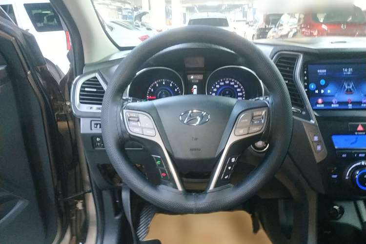Used Hyundai Santa Fe 2013 2.4L Automatic Two-Wheel Drive Smart Version Steering Wheel