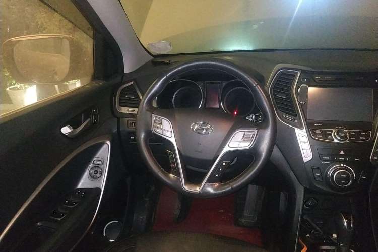 Used Hyundai Santa Fe 2013 2.0T Automatic All-Wheel Drive Top Trim Steering Wheel