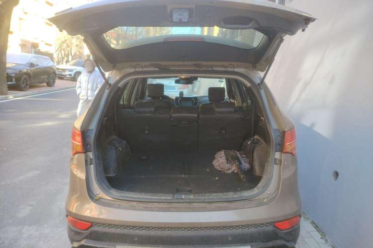 Used Hyundai Santa Fe 2013 2.0T Automatic All-Wheel Drive Top Trim Trunk