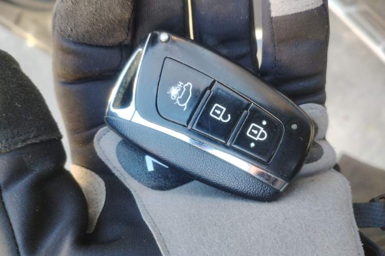 Used Hyundai Santa Fe 2013 2.0T Automatic All-Wheel Drive Top Trim Vehicle Key