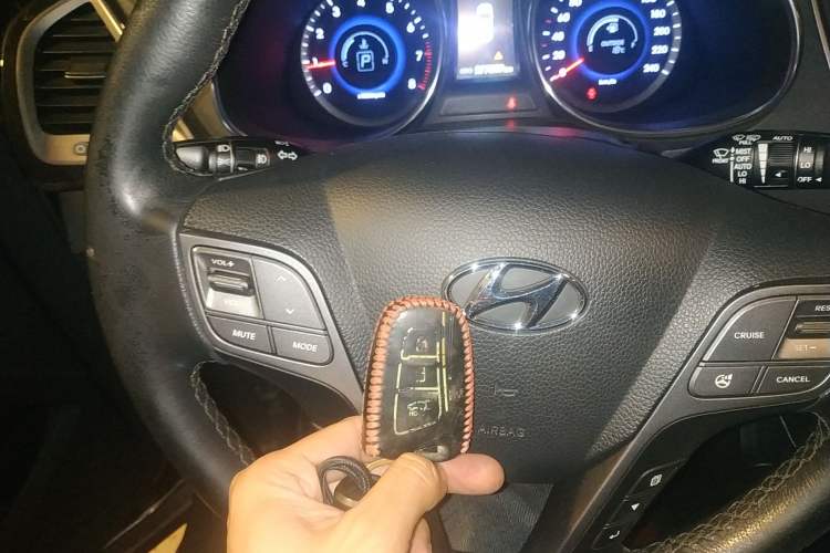 Used Hyundai Santa Fe 2013 2.0T Automatic All-Wheel Drive Top Trim Vehicle Key