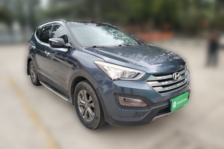 Used Hyundai Santa Fe 2013 2.4L Automatic Two-Wheel Drive Smart Version Front Right 45 Deg