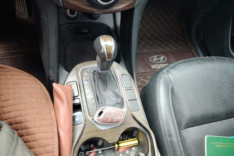 Used Hyundai Santa Fe 2013 2.4L Automatic Two-Wheel Drive Smart Version Gear Lever