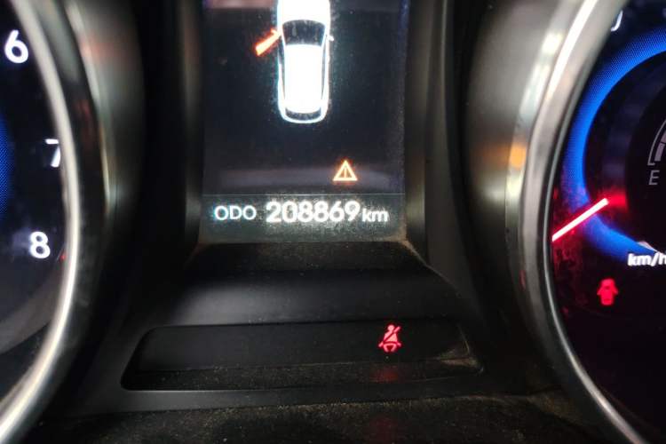 Used Hyundai Santa Fe 2013 2.4L Automatic Two-Wheel Drive Smart Version Odometer Close Up