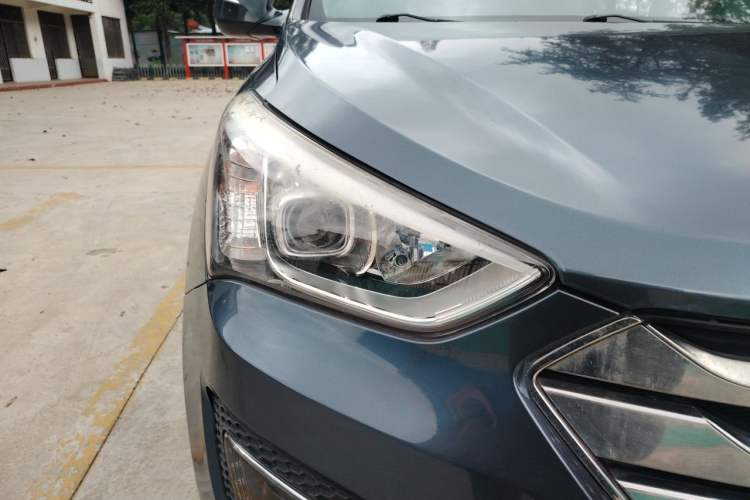Used Hyundai Santa Fe 2013 2.4L Automatic Two-Wheel Drive Smart Version Right Front Headlight