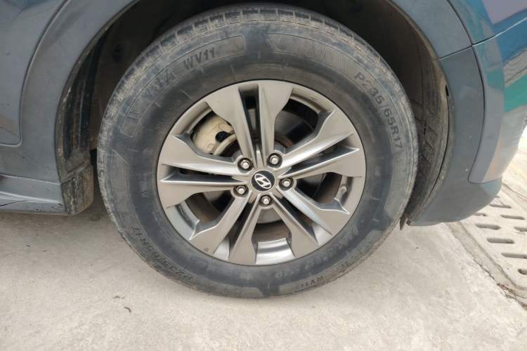Used Hyundai Santa Fe 2013 2.4L Automatic Two-Wheel Drive Smart Version Right Front Wheel Hub