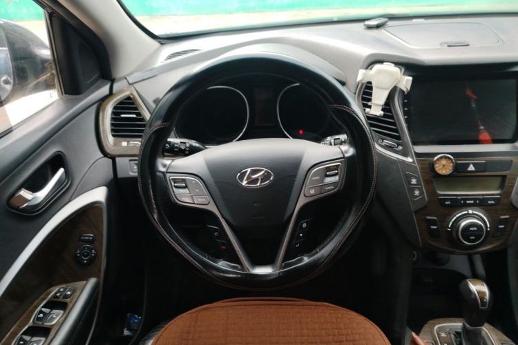Used Hyundai Santa Fe 2013 2.4L Automatic Two-Wheel Drive Smart Version Steering Wheel