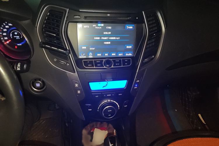 Used Hyundai Santa Fe 2013 2.4L Automatic Two-Wheel Drive Smart Version Audio And AC Panel