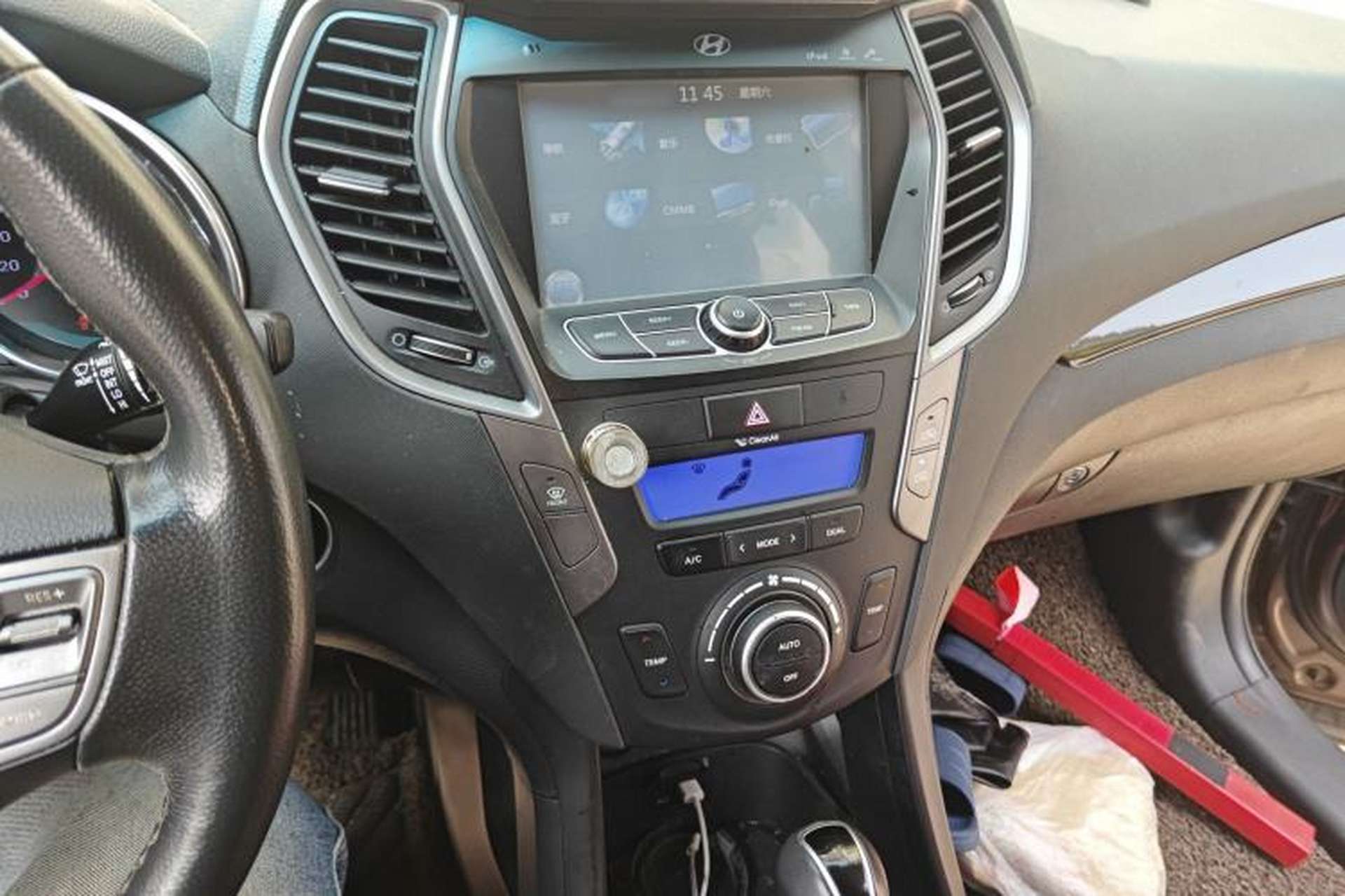 Used Hyundai Santa Fe 2013 2.4L Automatic Two-Wheel Drive Smart Version Audio And AC Panel