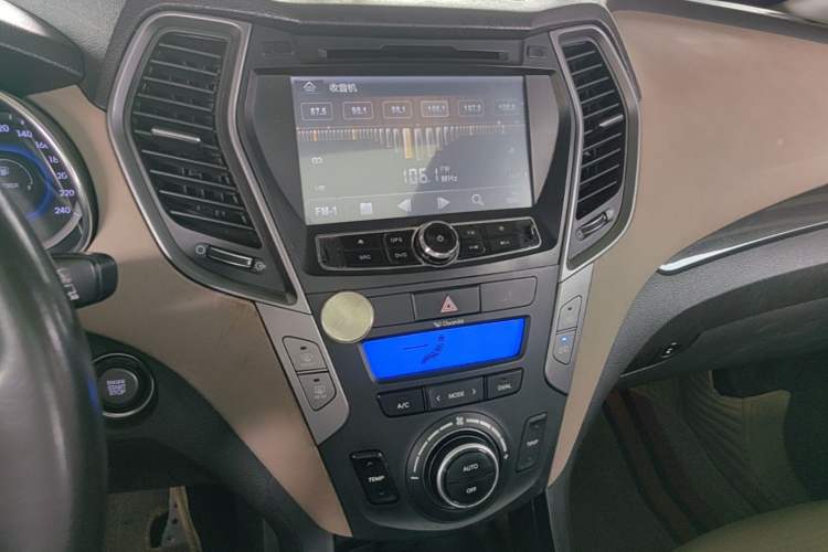 Used Hyundai Santa Fe 2013 2.4L Automatic Two-Wheel Drive Smart Version Audio And AC Panel