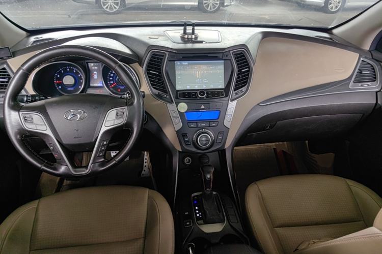 Used Hyundai Santa Fe 2013 2.4L Automatic Two-Wheel Drive Smart Version Center Console