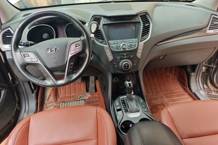 Used Hyundai Santa Fe 2013 2.0T Automatic All-Wheel Drive Top Trim Center Console