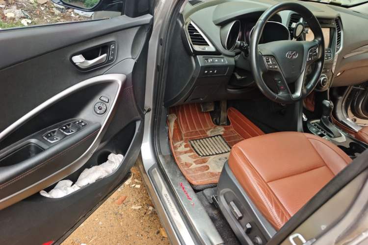 Used Hyundai Santa Fe 2013 2.0T Automatic All-Wheel Drive Top Trim Driver Seat