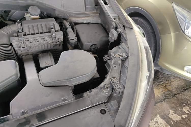 Used Hyundai Santa Fe 2013 2.4L Automatic Two-Wheel Drive Smart Version Engine Bay Left