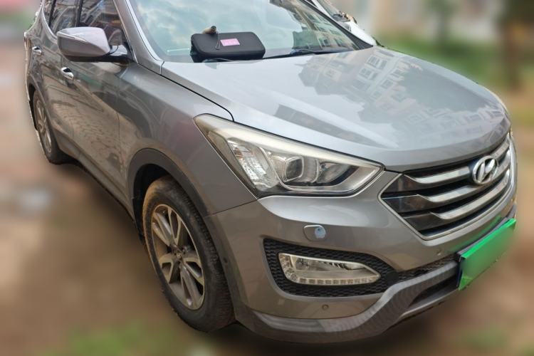 Used Hyundai Santa Fe 2013 2.0T Automatic All-Wheel Drive Top Trim Front Right 45 Deg