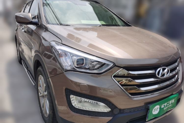 Used Hyundai Santa Fe 2013 Revised Version 2.4L Automatic All-Wheel Drive Luxury Trim Front Right 45 Deg