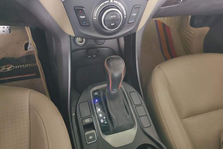Used Hyundai Santa Fe 2013 2.4L Automatic Two-Wheel Drive Smart Version Gear Lever