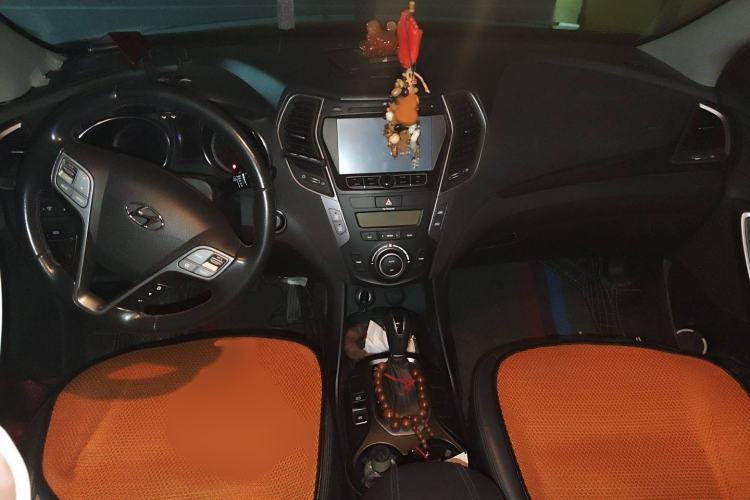Used Hyundai Santa Fe 2013 2.4L Automatic Two-Wheel Drive Smart Version Interior 2