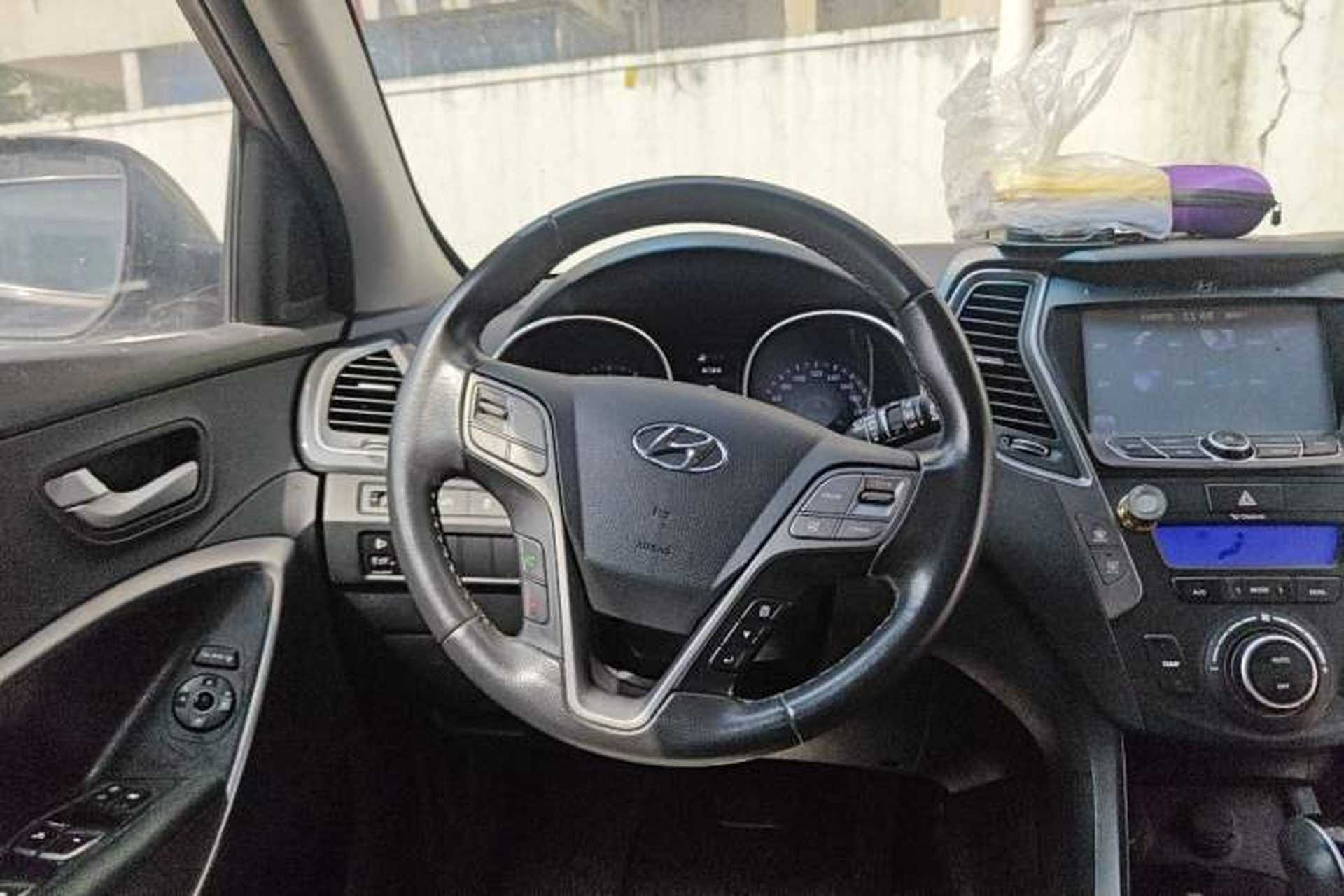 Used Hyundai Santa Fe 2013 2.4L Automatic Two-Wheel Drive Smart Version Interior 3