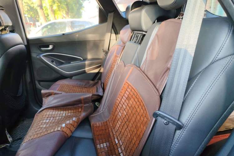 Used Hyundai Santa Fe 2013 2.4L Automatic Two-Wheel Drive Smart Version Left Rear Seat
