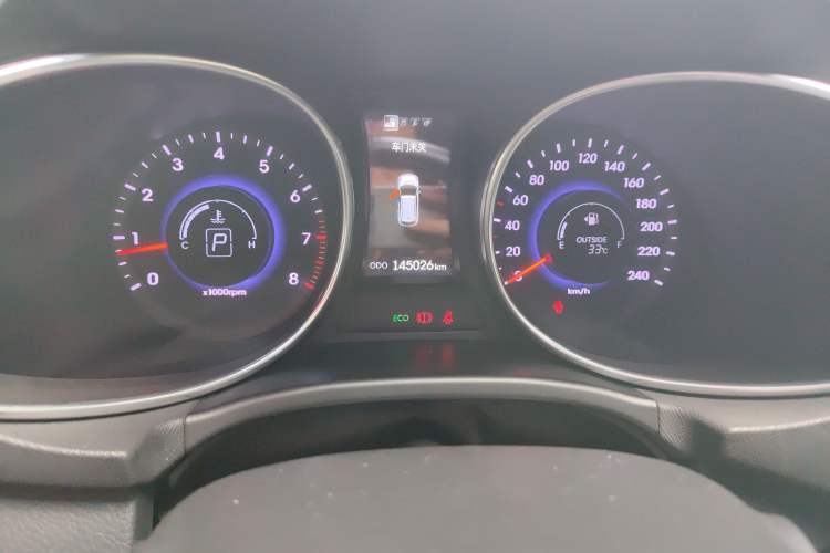 Used Hyundai Santa Fe 2013 2.4L Automatic Two-Wheel Drive Smart Version Odometer Close Up
